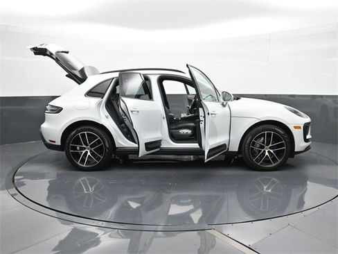 Used 2025 Porsche Macan image 29