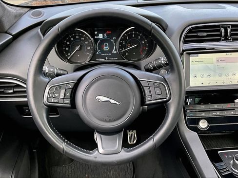 Used 2019 Jaguar F-PACE Premium image 5