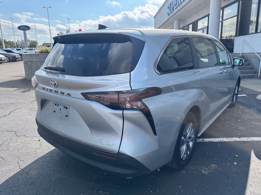Used 2025 Toyota Sienna LE FWD image 7