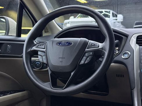 Used 2018 Ford Fusion SE FWD image 21