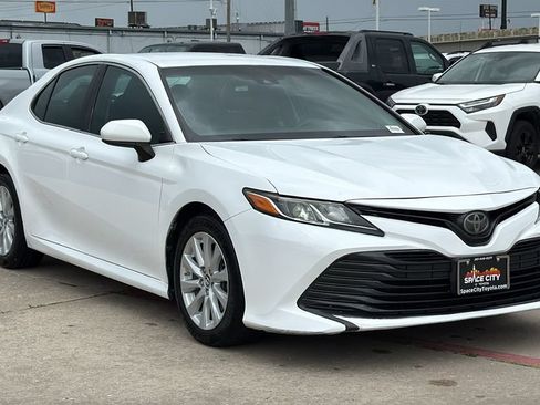 Used 2018 Toyota Camry LE FWD image 7