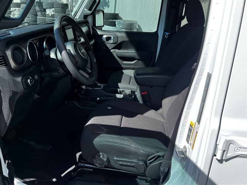 Used 2023 Jeep Gladiator Sport AWD/4WD image 15