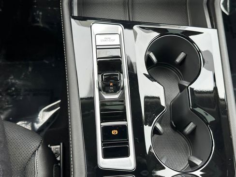 Used 2024 Volkswagen Atlas SE w/ Panoramic Sunroof Package image 17