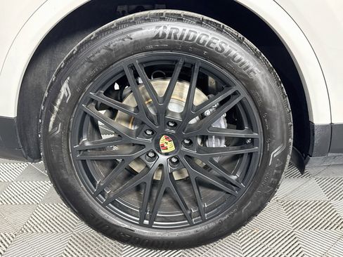 Used 2024 Porsche Cayenne w/ Premium Package AWD/4WD image 31