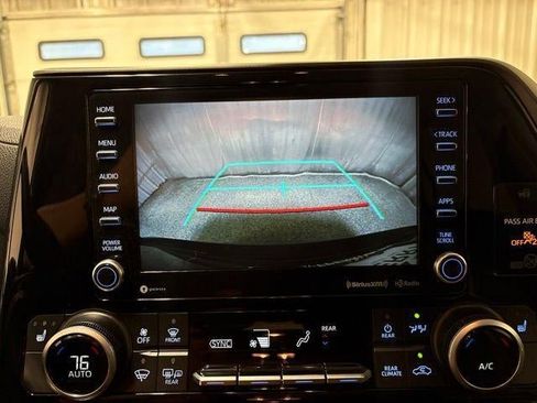 Used 2021 Toyota Highlander XLE AWD/4WD image 20