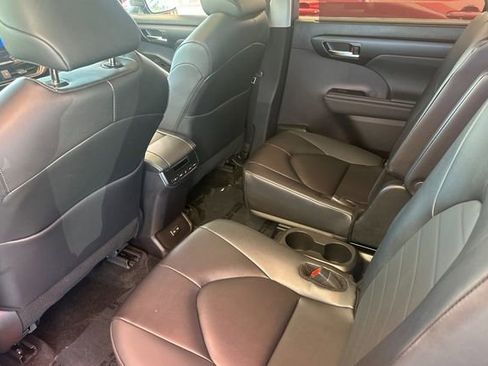 Used 2025 Toyota Highlander XLE image 12