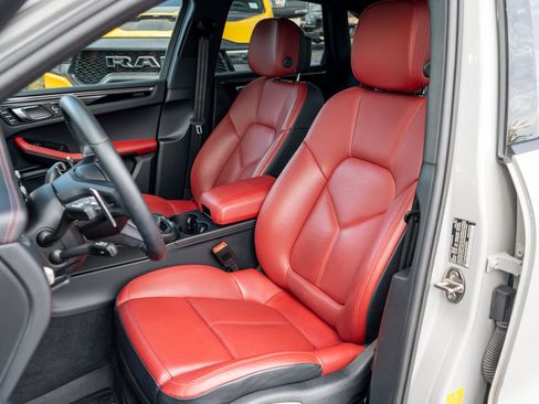 Used 2025 Porsche Macan AWD/4WD image 16