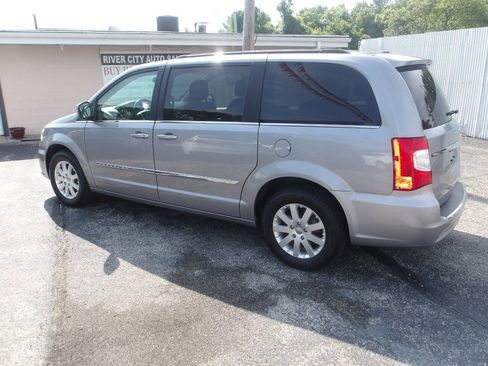 Used 2014 Chrysler Town & Country Touring FWD image 7