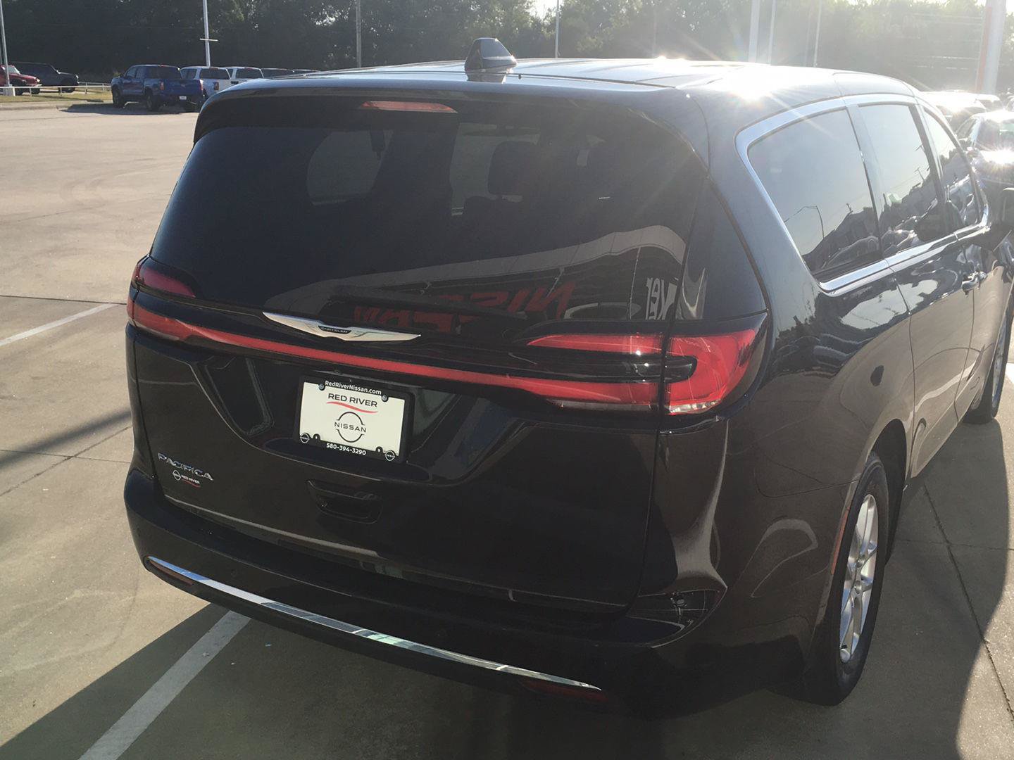Used 2023 Chrysler Pacifica Touring FWD image 8