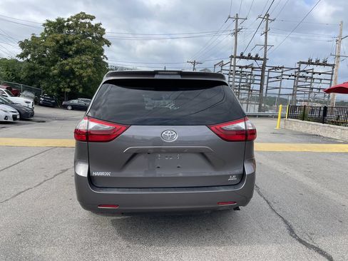 Used 2020 Toyota Sienna LE w/ Carpet Mat Package AWD/4WD image 4