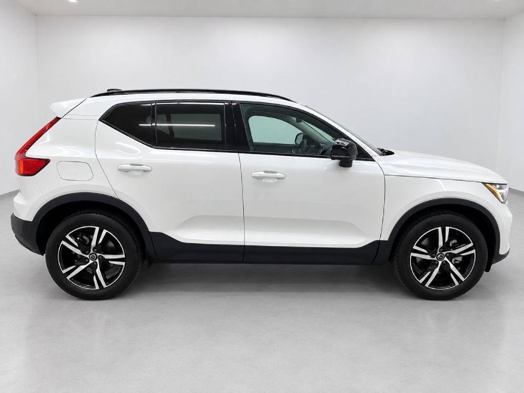 Used 2024 Volvo XC40 B5 Core w/ Climate Package AWD/4WD image 2