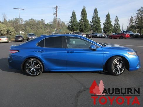 Used 2019 Toyota Camry SE w/ Sunroof Package image 3