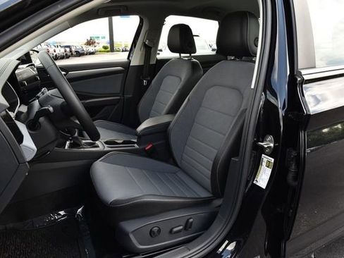 Certified 2025 Volkswagen Jetta SE w/ Sunroof Package FWD image 20