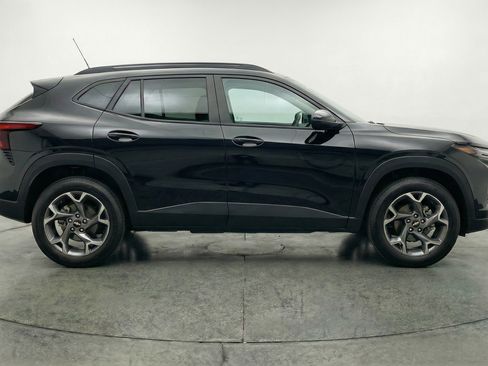 Used 2025 Chevrolet Trax LT FWD image 11