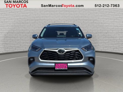 Used 2023 Toyota Highlander XLE FWD image 2