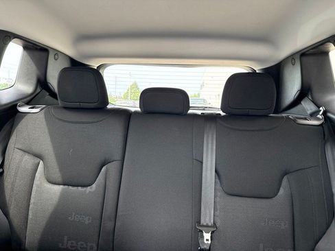 Used 2016 Jeep Renegade Latitude FWD image 8