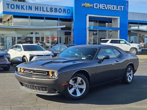 Used 2022 Dodge Challenger SXT RWD image 2