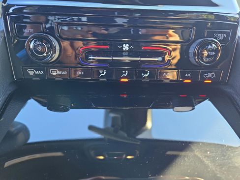 New 2025 Jeep Grand Cherokee Laredo image 16