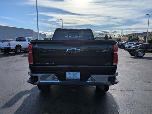 Used 2025 Chevrolet Silverado 3500 LTZ w/ LTZ Convenience Package AWD/4WD image 4
