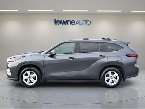Used 2023 Toyota Highlander LE FWD image 4