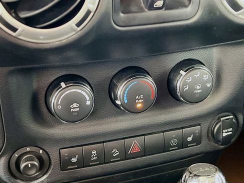 Used 2014 Jeep Wrangler Unlimited Rubicon image 17