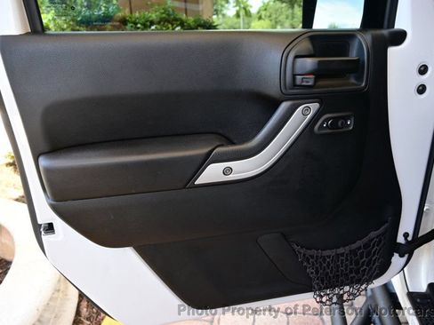 Used 2018 Jeep Wrangler Sahara w/ Connectivity Group AWD/4WD image 17