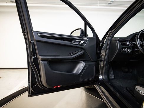 Certified 2024 Porsche Macan AWD/4WD image 23