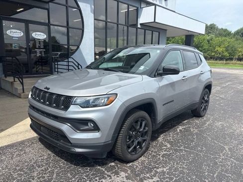 Used 2023 Jeep Compass Latitude w/ Convenience Group AWD/4WD image 2
