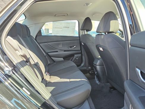 Used 2025 Hyundai Elantra SE image 12