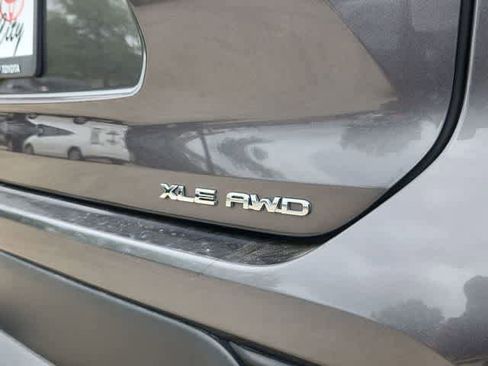 Used 2022 Toyota Highlander XLE AWD/4WD image 11