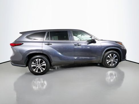 Used 2023 Toyota Highlander XLE image 3