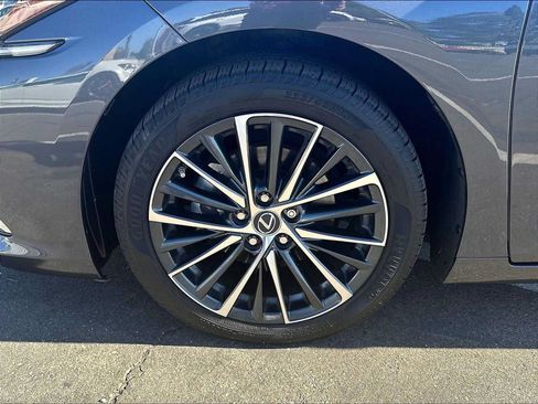 Used 2025 Lexus ES 300h w/ Premium Package FWD image 11