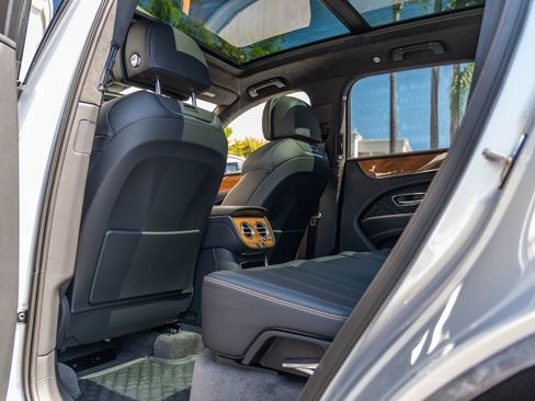 Used 2024 Bentley Bentayga image 18