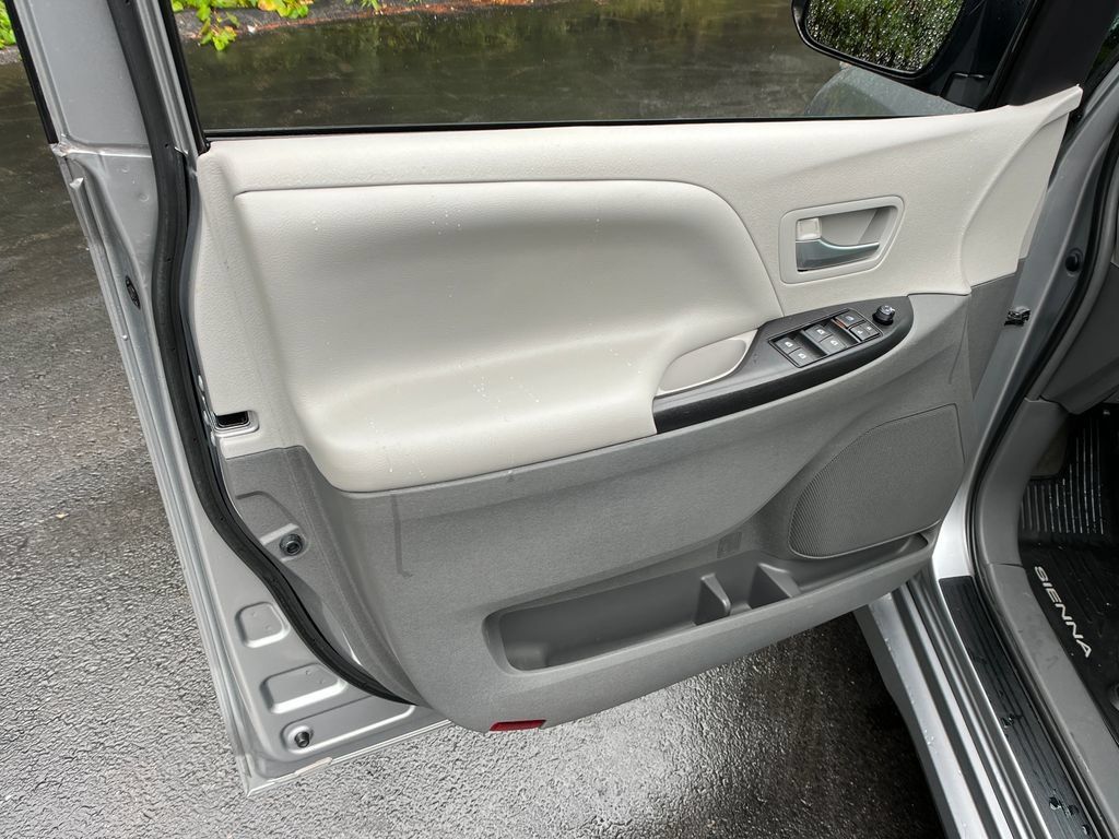 Used 2018 Toyota Sienna LE AWD/4WD image 11