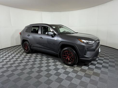 Used 2022 Toyota RAV4 XLE image 1
