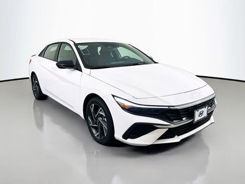 New 2025 Hyundai Elantra SEL image 3