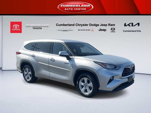 Used 2020 Toyota Highlander LE image 2