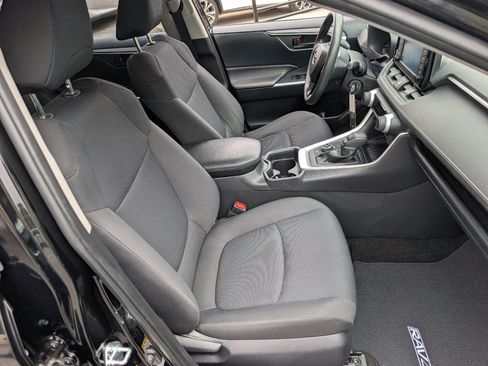 Used 2019 Toyota RAV4 LE w/ Carpet Mat Package AWD/4WD image 8