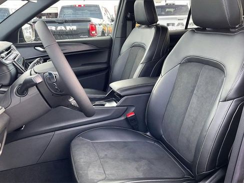 New 2025 Jeep Grand Cherokee Altitude image 9