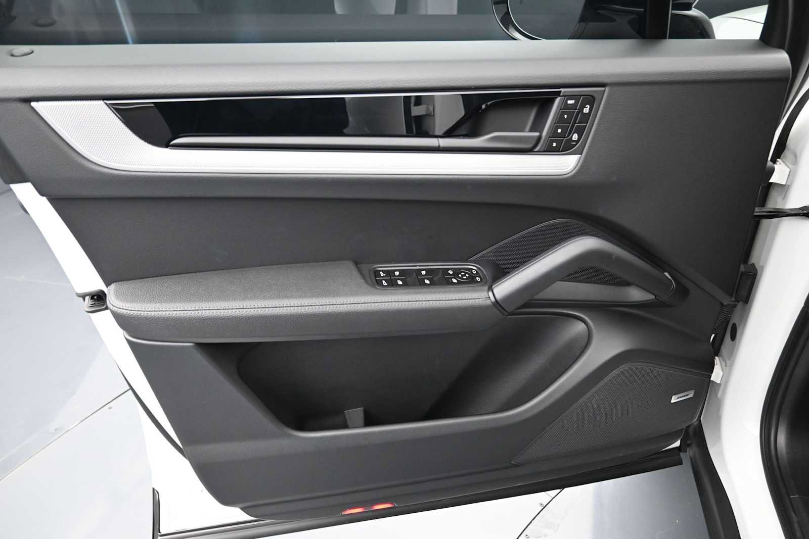 Certified 2024 Porsche Cayenne AWD/4WD image 7