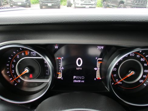 Certified 2022 Jeep Gladiator Sport AWD/4WD image 17