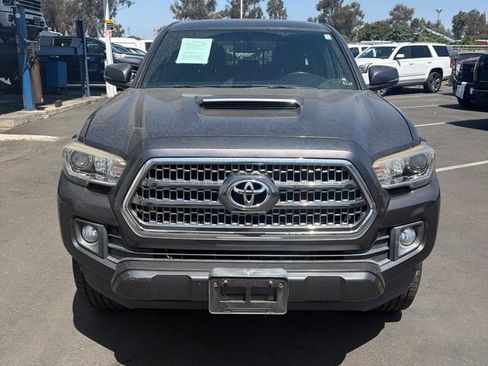 Used 2017 Toyota Tacoma TRD Sport RWD image 2