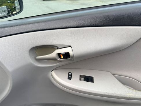 Used 2013 Toyota Corolla LE FWD image 12