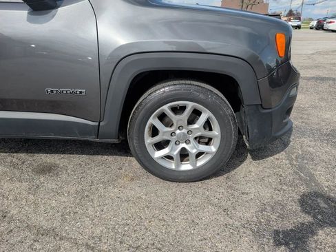 Used 2018 Jeep Renegade Latitude w/ Cold Weather Group FWD image 12