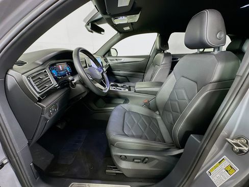 Used 2025 Volkswagen Atlas Cross Sport SE image 13