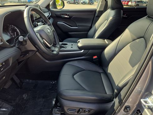 Used 2025 Toyota Highlander XLE FWD image 16