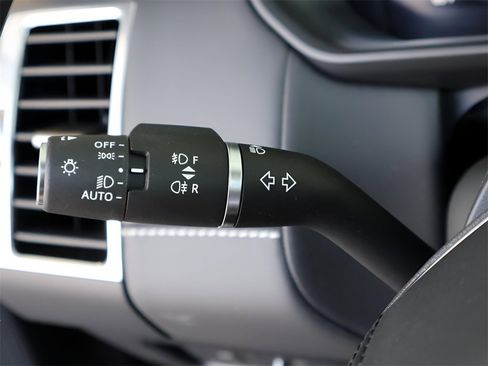 Used 2025 Land Rover Discovery Metropolitan Edition image 73