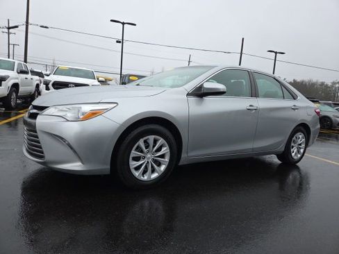Used 2017 Toyota Camry LE image 3