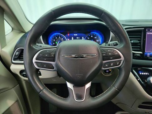 Used 2022 Chrysler Pacifica Touring-L FWD image 13