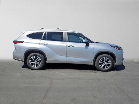 Used 2023 Toyota Highlander XLE FWD image 2